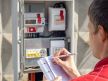 Čovek koji očitava električno brojilo
