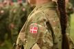 žena u vojnoj uniformi na kojoj se nalazi zastava Danske