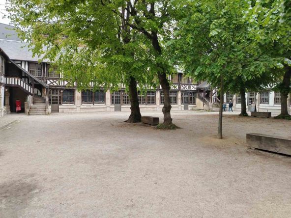 Dvorište kosturnice San Maklu u Ruanu gde su sahranjivani preminuli od kuge u Srednjem veku